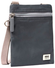 Sac à bandoulière Roka Chelsea XS en nylon recyclé - Gris Beluga