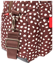 Roka Gatwick Kleine Reisetasche aus recyceltem Canvas – Brown Dot