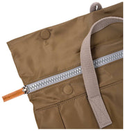 Roka Canfield B Mittelgroßer Rucksack aus recyceltem Nylon – Armeegrün