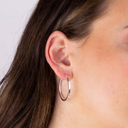 Boucles d'oreilles de cerceau coupées à carré moyen - argent