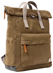 Roka Canfield B Mittelgroßer Rucksack aus recyceltem Nylon – Armeegrün