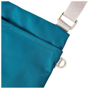 Roka Chelsea B Mittelgroße Umhängetasche aus recyceltem Nylon – Nordseeblau