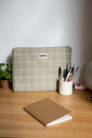 Hindbag Ava Mittelgroße 15-Zoll-Laptoptasche – Salbeigrün/Weiß kariert