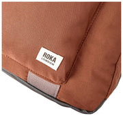 Roka Gatwick Mittelgroße Reisetasche aus recyceltem Canvas – Zimtbraun