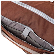 Roka Gatwick Mittelgroße Reisetasche aus recyceltem Canvas – Schokoladenbraun