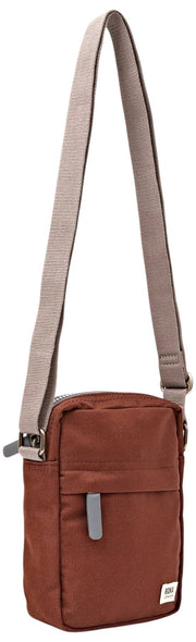 Roka Bond crossbodytas van gerecycleerd canvas - chocoladebruin