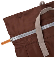 Roka Canfield B Mittelgroßer Rucksack aus recyceltem Nylon – Rocky Road Brown