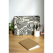 Hindbag Ava Kleine 13-Zoll-Laptoptasche – Ecru Zebra
