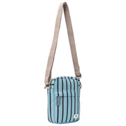 Roka Bond Umhängetasche aus recyceltem Canvas – Blau gestreift