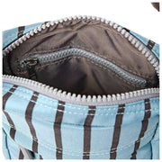 Roka Bond Umhängetasche aus recyceltem Canvas – Blau gestreift