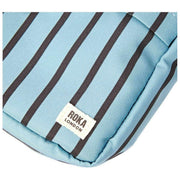Roka Bond Umhängetasche aus recyceltem Canvas – Blau gestreift