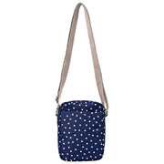 Roka Bond Umhängetasche aus recyceltem Canvas – Marineblau gepunktet