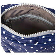 Roka Bond Umhängetasche aus recyceltem Canvas – Marineblau gepunktet