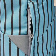 Roka Canfield B Mittelgroßer Rucksack aus recyceltem Canvas – Blau gestreift