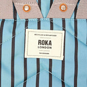 Roka Canfield B Mittelgroßer Rucksack aus recyceltem Canvas – Blau gestreift