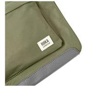Roka Kennington B medium gerecyclede nylon crossbodytas - bieslookgroen